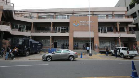 El edificio del Ministerio Público permaneció resguardado por policías después que el fiscal general interino Johel Zelaya, se instalara en su puesto.