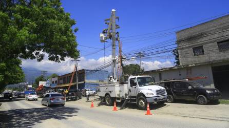 Cuadrillas de la Enee realizan mantenimientos a la red eléctrica.