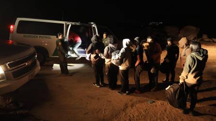 Un grupo de migrantes es procesado por la Patrulla Fronteriza de Estados Unidos.