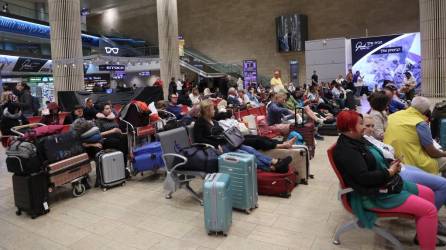 El aeropuerto Ben Gurión, Israel, se mantiene abierto y recibiendo vuelos especiales organizados por los países para extraer a sus connacionales que hacían turismo en la región.