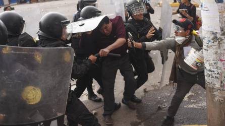 Las violentas protestas en Perú siguen cobrándose la vida de manifestantes en enfrentamientos contra las fuerzas de seguridad.