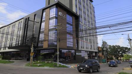 El imponente hotel Aloft San Pedro Sula es de 10 niveles y está en barrio Río de Piedras. Foto: M. Cubas.