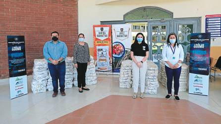 Representantes del Grupo Opsa, Fundación Mhotivo y la empresa Dieck en la entrega de 3,250 libras de arroz y harina de trigo. Foto: Melvin Cubas.