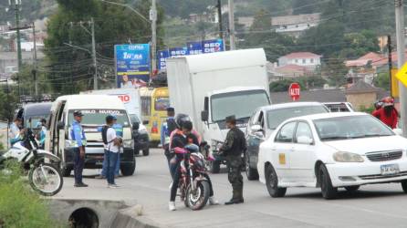 Inspectores de IHTT, junto a policías y militares ejecutan operativos de registro en la entrada de Santa Rosa de Copán.