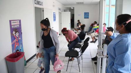 Los hospitales se empiezan a llenar de pacientes debido al incremento de casos de covid-19 e influenza. Foto: Andro Rodríguez
