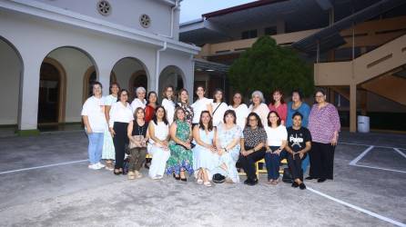 Las excompañeras del Instituto María Auxiliadora compartieron una amena reunión, en donde las vivencias y el cariño por su colegio fue acogedor.