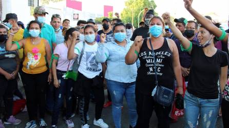 Decenas de migrantes centroamericanos inician huelga de hambre indefinida para pedir visas humanitarias hoy, en la ciudad de Tapachula.