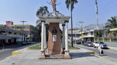 Monumento en honor al cacique Lempira ubicado en avenida Los Leones de San Pedro Sula.