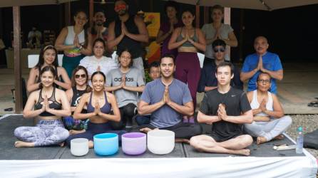 La actividad contó con la participación de auténticos amantes del yoga y personas interesadas en aprenderlo.