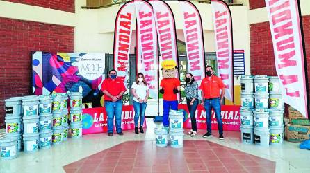La Mundial se hizo presente en la campaña de solidaridad para reconstruir Guanaja con la donación de pintura y otros materiales.
