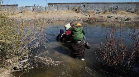 Migrantes intentan cruzar el Río Bravo/Grande desde Ciudad Juárez, estado de Chihuahua, México, el 12 de febrero de 2024.