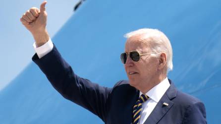El presidente de EE. UU., Joe Biden, aborda el Air Force One en la Base Conjunta Andrews en Maryland el 19 de mayo de 2022, mientras viaja a Corea del Sur y Japón, en su primer viaje a Asia como presidente. (Foto de SAUL LOEB / AFP)