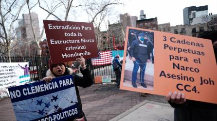 Pese a que el juicio del expresidente Juan Orlando Hernández fue pospuesto para la siguiente semana, decenas de hondureños llegaron a la Corte del Distrito Sur de Nueva York para hacer protesta.