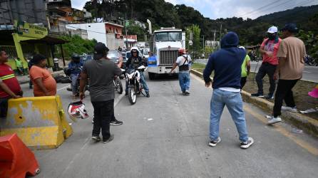 Un grupo de manifestantes bloquean el paso en una carretera de Ciudad de Guatemala.
