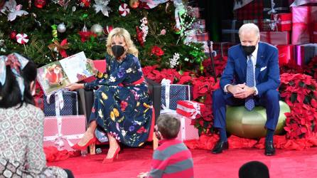 La primera dama estadounidense, Jill Biden, y el mandatario, leyeron cuentos de Navidad a un grupo de niños en hospital de Washington.