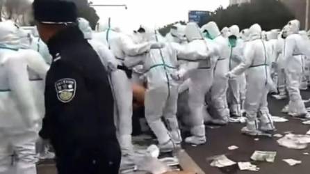 Agentes enfundados en trajes protección golpearon a decenas de trabajadores que protestaban contra la empresa tecnológica.