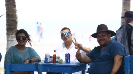 Heribero Araque, su esposa e hijo viajaron de Olancho para disfrutar el primer día del feriado de Semana Santa en las playas de Puerto Cortés.