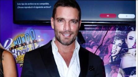 El actor y presentador de televisión, Julián Gil, aconseja a las personas a cuidar su piel.