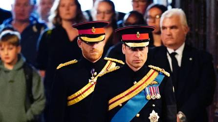Los príncipes británicos William y Harry caminaron juntos el lunes detrás del féretro de la reina Isabel II, tal y como hicieron hace 25 años con su madre, la princesa Diana, pero sin mostrar signos de reconciliación.