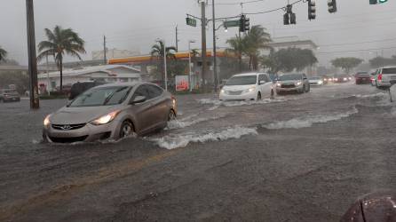 Fuertes lluvias han causado inundaciones en gran parte del sur de Florida.