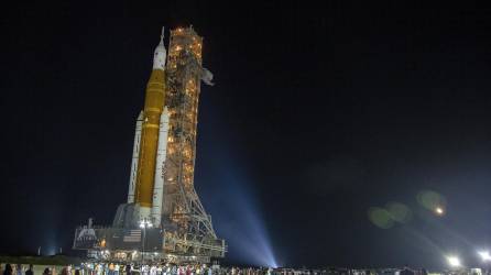 El cohete SLS con cápsula Orion, parte de la misión Artemis 1, siendo transportado desde el Vehicle Assembly Building de la NASA hasta el pad 39B del Centro Espacial Kennedy en Merrit Island , Florida, EE. UU.