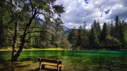 El lago verde obtuvo su nombre debido a su color verde esmeralda y su agua cristalina.