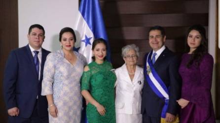 El presidente de Honduras, Juan Orlando Hernández, compartió una foto junto a su familia.