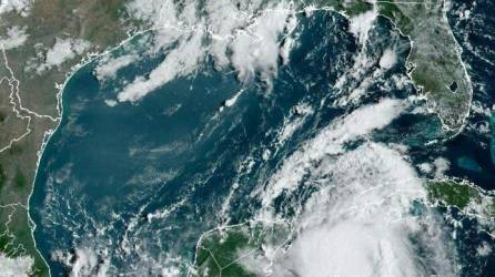 La tormenta tropical Idalia se intensifica en el Caribe en su trayecto hacia Florida.