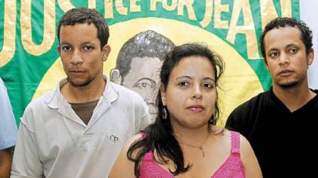 Alex Pereira, left, Patricia da Silva Armani, centre, and Allessandro Pereira, right, cousins of Brazilian man Jean Charles de Menezes who was shot by police after being mistaken for a terrorist at Stockwell underground station, stand at a press conference in London, Thursday Aug. 2, 2007. A senior British police officer knew within hours that marksmen had wrongly killed a Brazilian electrician they had mistaken for a terrorist, but deliberately withheld the information from superiors and misled the public, an inquiry into the killing reported Thursday. Jean Charles de Menezes, 27, was shot seven times in the head in a subway car by counterterrorism police hunting suspects following London's 2005 transit network bombings. (AP Photo/Kirsty Wigglesworth)
