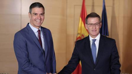 El presidente de Gobierno español, Pedro Sánchez, y el líder del conservador Partido Popular (PP), Albeto Núñez Feijóo, se reunieron este miércoles.