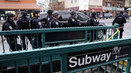 La policía está buscando a un hombre vestido con un chaleco de construcción naranja y una máscara de gas como el presunto responsable del tiroteo registrado este martes en el metro de Nueva York.