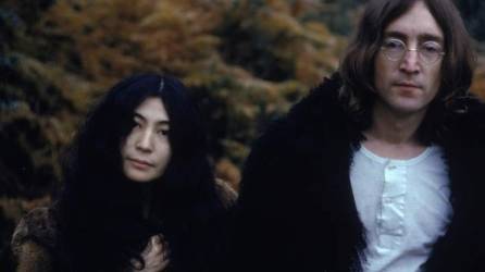 El famoso músico John Lennon y su mujer Yoko Ono.