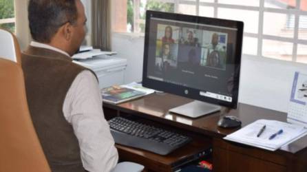 El embajador de India Mubarak BS hizo entrega de asistencia médica en una ceremonia virtual a la ministra hondureña.