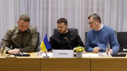 El presidente ucraniano Volodimir Zelenski (C) junto al canciller Dmytro Kuleba.