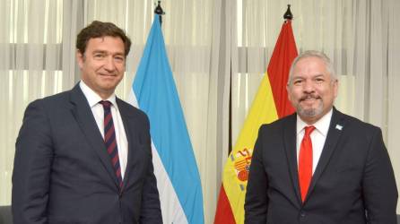 Diego Nuño García, embajador de España en Tegucigalpa, y Eduardo Enrique Reina, canciller de Honduras.