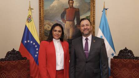 Scarleth Romero, embajadora de Honduras en venezuela, y el canciller de Venezuela, Yván Gil.