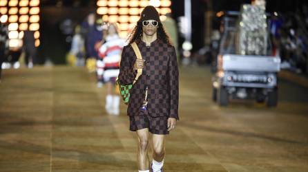 El músico y estilista estadounidense Pharrell Williams le puso ritmo de góspel y hip hop este martes a su primer desfile para la firma de lujo francesa Louis Vuitton, con mil versiones del conocido estampado en forma de damero de la marca, ante un parterre colmado de estrellas.