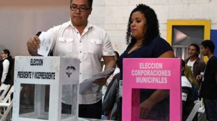 Un ciudadano vota luego que aperturaran las elecciones en Honduras. Fotos AFP