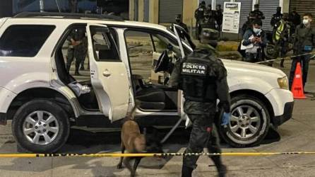 La camioneta marca Mazda quedó con varias perforaciones de bala.