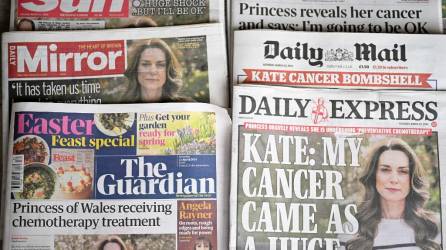 Una imagen muestra las portadas de algunos de los periódicos nacionales británicos, dominadas por historias sobre la británica Catalina, Princesa de Gales, anunciando su diagnóstico de cáncer.
