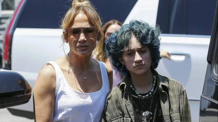 Emme - Hija de Jennifer López y Marc Anthony. Hace unos años, en un concierto de la famosa JLo, presentó a su hija Emme como una persona no binaria, es decir, que no se identifica con el género femenino ni masculino. La cantante se refirió a su hija con los términos they/them, que en lenguaje en español significa “elle”, un término inclusivo. “La última vez que actuamos ´juntes´ fue en un gran estadio como este... Es mi ´compañere´ de dueto favorito de todos los tiempos”, afirmó la cantante.