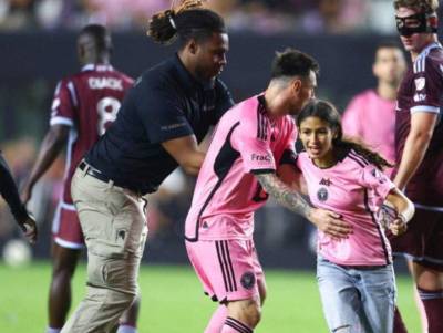 Messi trató que los miembros de seguridad se se llevaran a la chica.