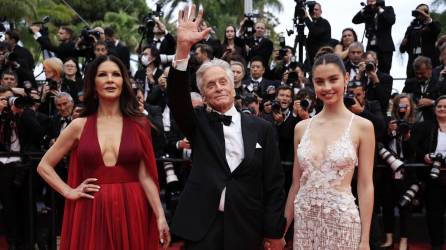 El actor Michael Douglas, merecedor de la Palma de Oro honorífica, llegó con su esposa, la actriz Catherine Zeta-Jones, y su hija, Carys Zeta Douglas.