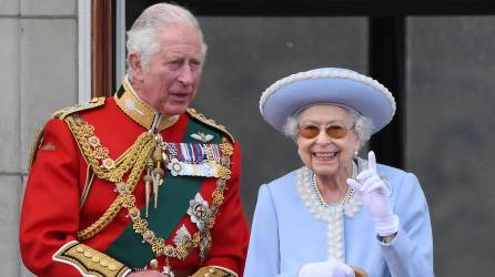 La reina Isabel II se mostró sonriente en su tradicional saludo desde el balcón a la multitud reunida para festejar sus 70 años de reinado.