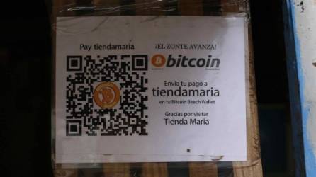 Imagen de un cartel para pago en bitcoin en una tienda de la playa El Zonte, el 10 de junio de 2021, en Chiltiupan (El Salvador). EFE / Miguel Lemus