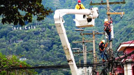 Cuadrillas de la EEH dan mantenimiento a la red eléctrica en la ciudad. Foto: Melvin Cubas.