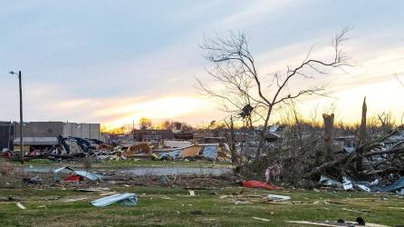 Fotografía referencial de la destrucción causada por un tornado en Estados Unidos.