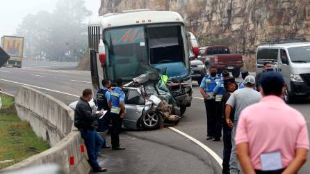 <b><span class=mln_uppercase_mln>Escena.</span></b> Agentes de la Dirección Nacional de Vialidad y Transporte indagan las causas que provocaron el fatal accidente.