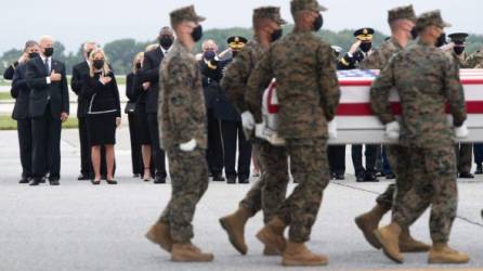 Biden y su esposa, Jill, recibieron los féretros de los soldados fallecidos en el atentado al aeropuerto de Kabul.//AFP.