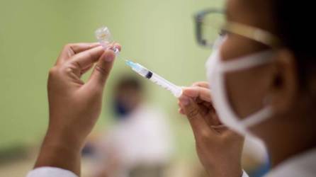 Una enfermera prepara una dosis de la vacuna Sinovac contra la covid-19, el 9 de marzo del 2021, en un centro de la Universidad Autónoma de Santo Domingo (República Dominicana). EFE/ Orlando Barría